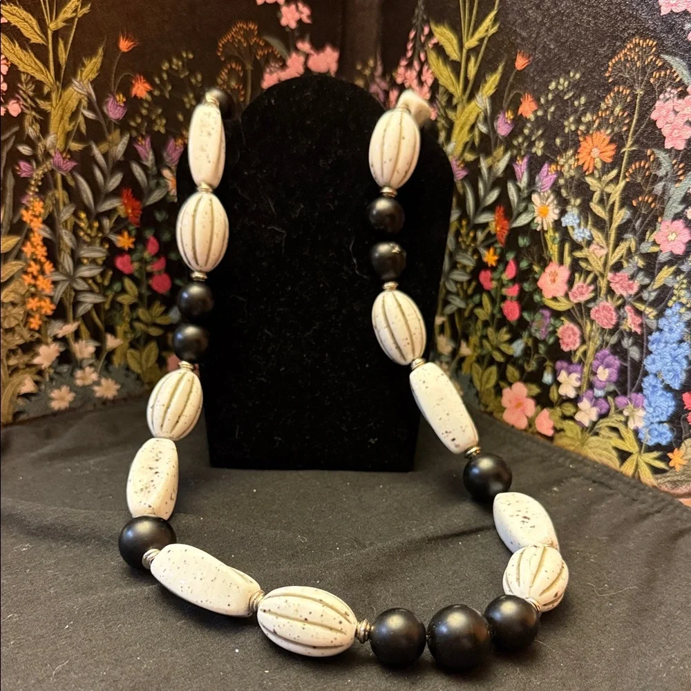Black and Cream Beaded Necklace - Picture 1 of 1